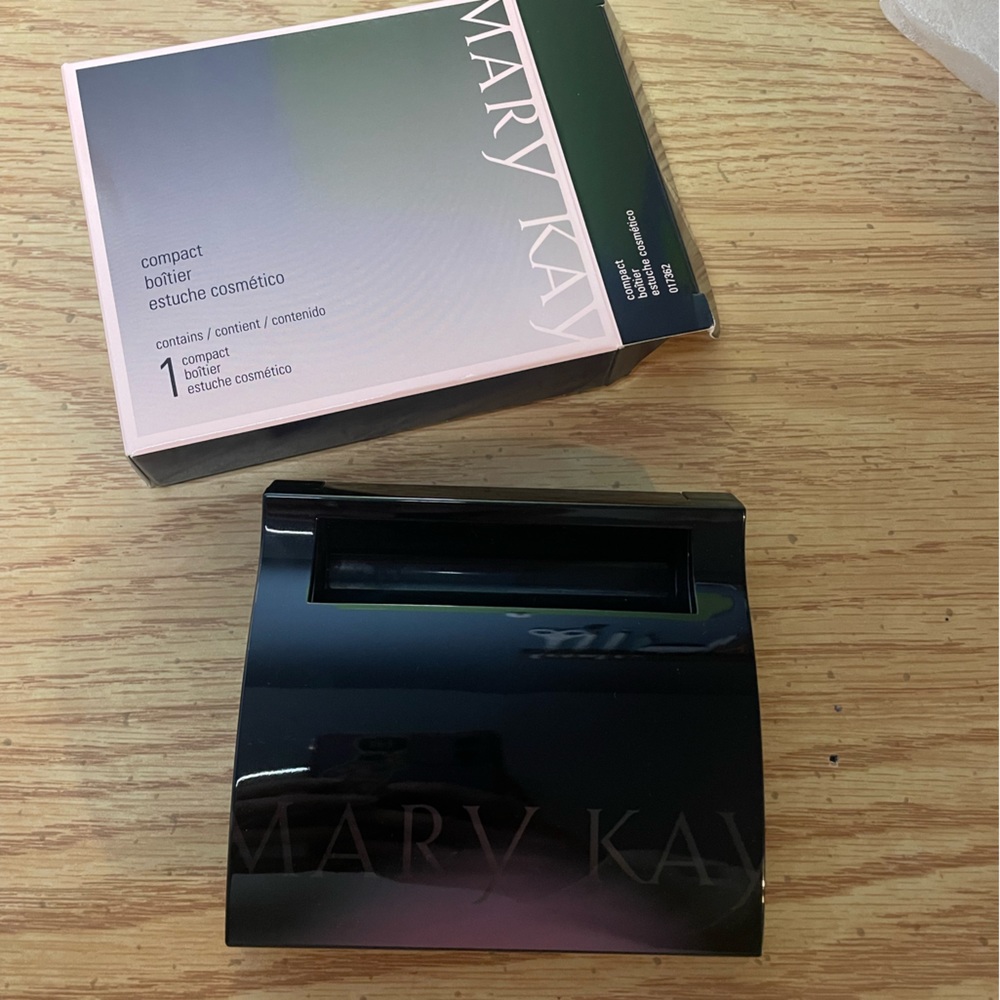 NIB MARY KAY Makeup Compact With Mirror
